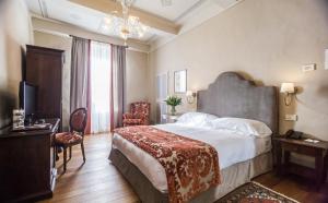 Postel nebo postele na pokoji v ubytování Palazzo Leopoldo Dimora Storica & Spa