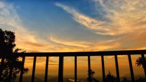 balcone con vista sul tramonto. di Sa Rest Inn a Haputale