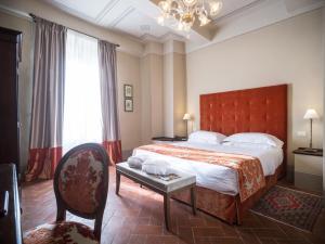 Postel nebo postele na pokoji v ubytování Palazzo Leopoldo Dimora Storica & Spa