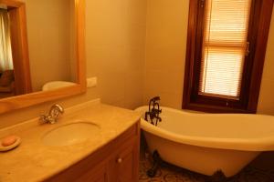A bathroom at Villa Emel