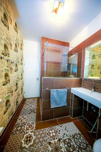 a bathroom with a shower and a sink at Connie's House Holiday Apartment in Heidelberg +20 photos