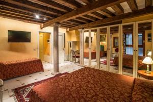 A bed or beds in a room at Sant'Angelo - Fenice Apartments in Venice