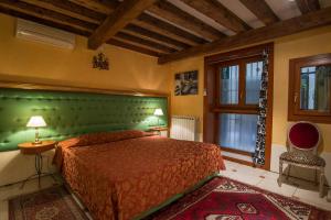 A bed or beds in a room at Sant'Angelo - Fenice Apartments in Venice