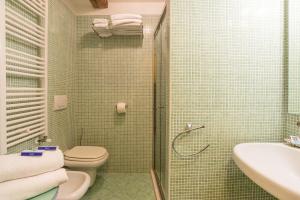 A bathroom at Sant'Angelo - Fenice Apartments in Venice Még 22 kép