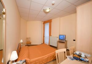 TV a/nebo společenská místnost v ubytování Hotel Residence Dei Fiori