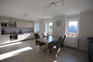 a kitchen and dining room with a table and chairs at Castelferien in Echtershausen