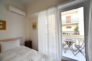 A bed or beds in a room at Athens Squared Apartments