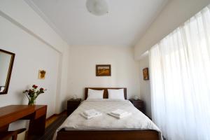 A bed or beds in a room at Athens Squared Apartments