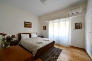 A bed or beds in a room at Athens Squared Apartments