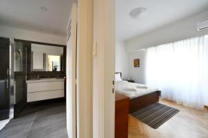 A bed or beds in a room at Athens Squared Apartments