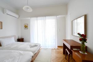 A bed or beds in a room at Athens Squared Apartments