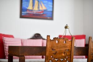 A seating area at Athens Squared Apartments