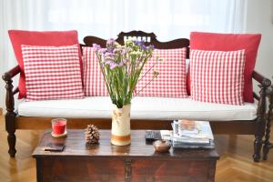 A seating area at Athens Squared Apartments