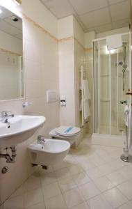 A bathroom at Hotel Residence Dei Fiori