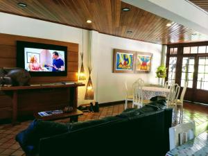 En TV eller et underholdningssystem på Hotel Mar de Cabo Frio