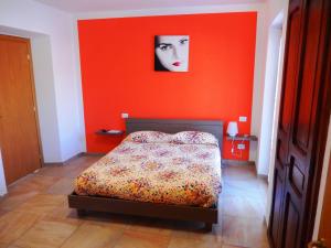 A bed or beds in a room at Le Colline di Maggiora B&B