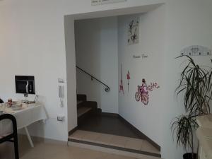 Televízia a/alebo spoločenská miestnosť v ubytovaní B&B La Perla Bianca