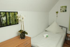 Postel nebo postele na pokoji v ubytování Gästehaus zur Linde