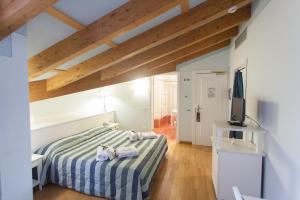 a bedroom with a bed and a tv in a room at Casa Romagnosi in Salsomaggiore Terme