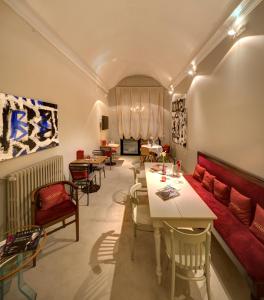 A seating area at Hotel Vittoria