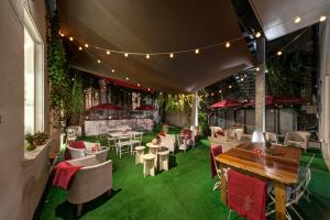 A seating area at Hotel Vittoria