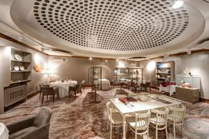 A seating area at Hotel Vittoria