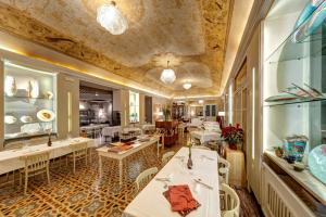 A restaurant or other place to eat at Hotel Vittoria