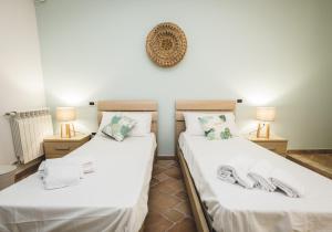 モンデッロにあるLuminHouse Mondello Ficoのランプ2つ付きの部屋のベッド2台