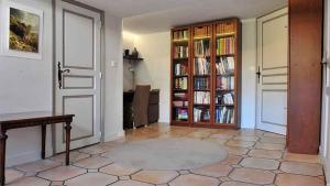 a room with a door and a book shelf with books at "La Valériane" in Grasse