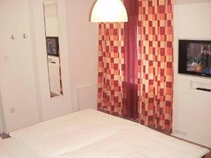 a room with a bed with a checkered shower curtain at Landgasthof Jagawirt in Kraubath an der Mur