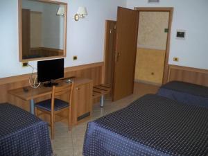 pokój hotelowy z dwoma łóżkami i telewizorem w obiekcie Albergo Corradetti w mieście Castel di Sangro