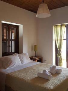 Кровать или кровати в номере Rathimata Villas +37 фотографий