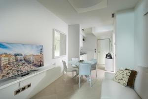 TV a/nebo společenská místnost v ubytování Embassy Aparthotel