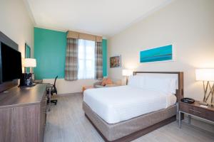 um quarto de hotel com uma cama e uma televisão de ecrã plano em Holiday Inn Express & Suites Nassau, an IHG Hotel em Nassau