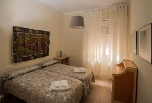 een slaapkamer met een bed met twee handdoeken erop bij Muelle 18 in Málaga