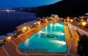 una gran piscina en un complejo por la noche en Antiopi Luxury Villa, en Agia Pelagia