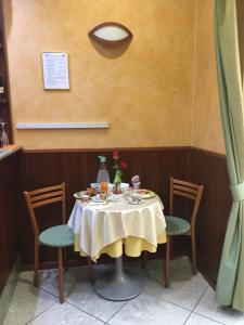 Reštaurácia alebo iné gastronomické zariadenie v ubytovaní Hotel Dorè
