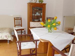 uma mesa de jantar com um vaso de flores em Studio Währing em Viena