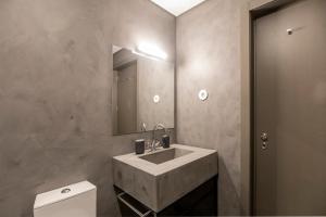 Et badeværelse på Modern 18th Century Flat + 13 billeder