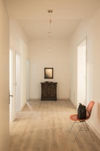 an empty room with a chair and a table at Gutshaus Üselitz in Poseritz