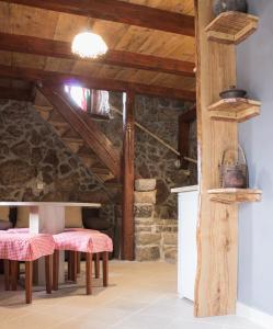 - une cuisine avec une table et des tabourets dans un bâtiment dans l'établissement Solovi Dvori, à Karlobag