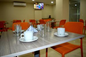 una mesa con copas y vasos encima en Sol Caribe Hotel, en Soledad