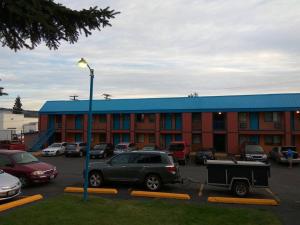 a hotel with cars parked in a parking lot at Motel West in Bend +18 photos