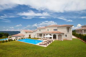 Bazén v ubytování Villa Sara nebo v jeho okolí