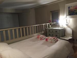 מיטה או מיטות בחדר ב-Drummond Apartment