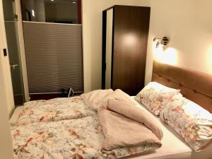 1 dormitorio con 1 cama con manta y almohadas en Gdańsk by the river, en Gdansk