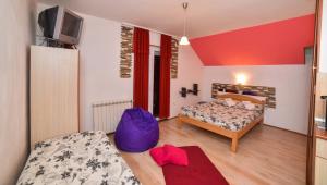 Ένα ή περισσότερα κρεβάτια σε δωμάτιο στο Omiljeni Apartments