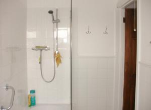 eine Dusche mit Glastür im Badezimmer in der Unterkunft Trent Cottage in Newark upon Trent + 20 Fotos