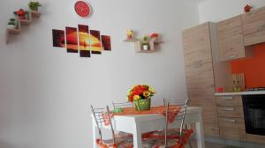 una cucina con tavolo bianco con sedie e tavolo di Casa Vacanze Sottovento a Birgi Vecchi