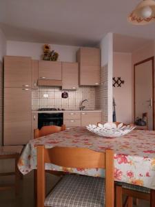 uma cozinha com uma mesa com uma tigela em Appartamento ''La Piana'' em San Vincenzo